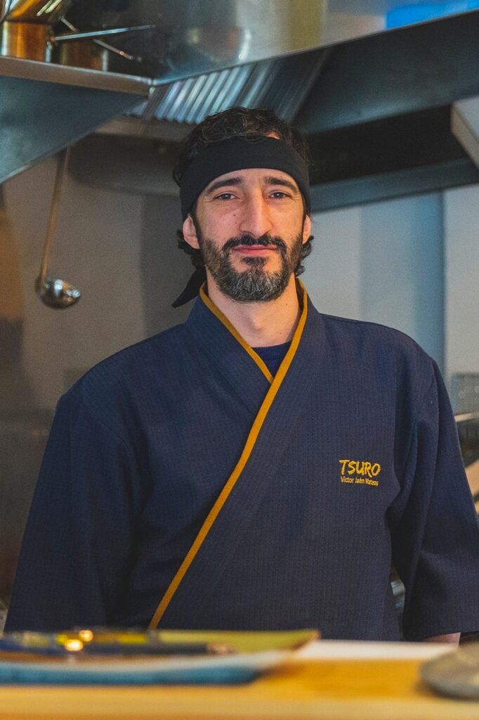 Víctor Jaén Mateos, chef de TSURO, con kimono índigo en la cocina