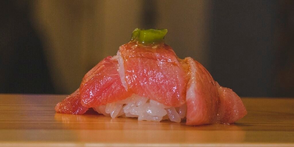 Nigiri de atún sobre la barra