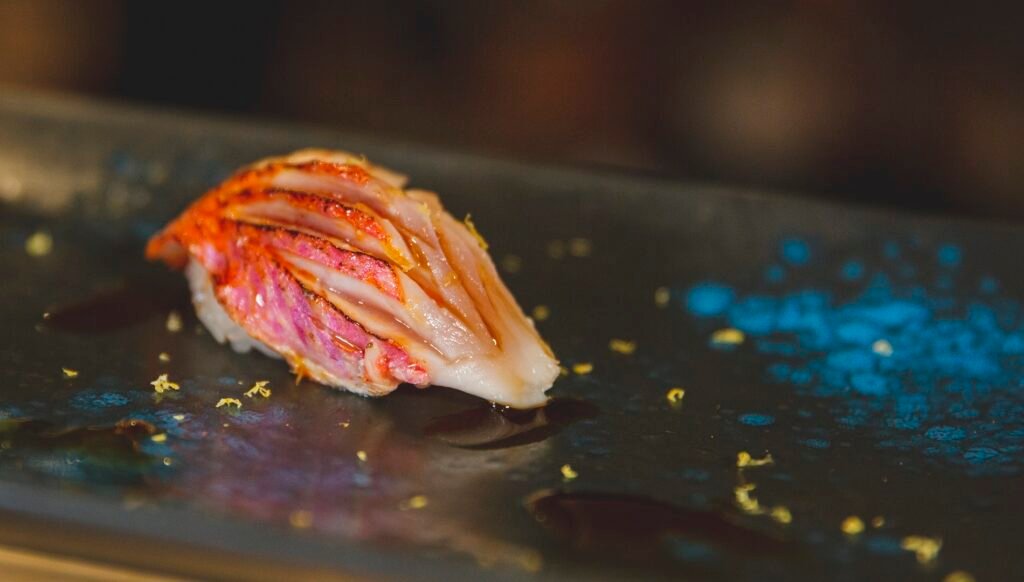 Nigiri de salmonete sobre pizarra oscura en TSURO